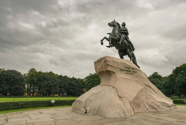 The bronze horseman statue to Peter the Great — Stock Photo, Image