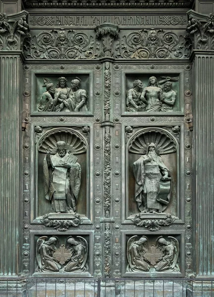 Puertas de esterior de la Catedral de San Isaacs Rusia — Foto de Stock