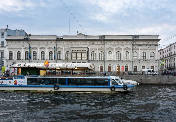 Museo Faberge desde el canal en San Petersburgo, Rusia — Foto de Stock