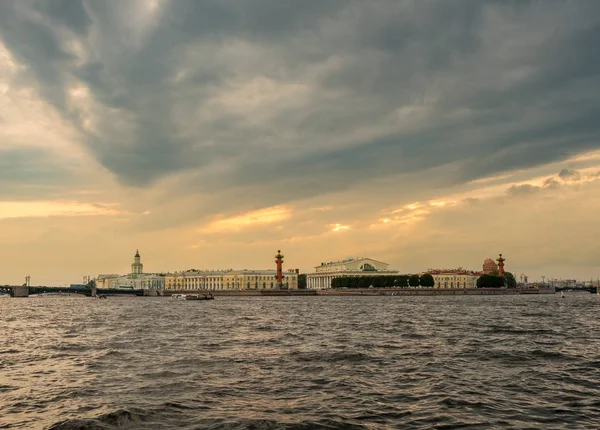 Wasser und Kanäle in st petersburg, russland — Stockfoto