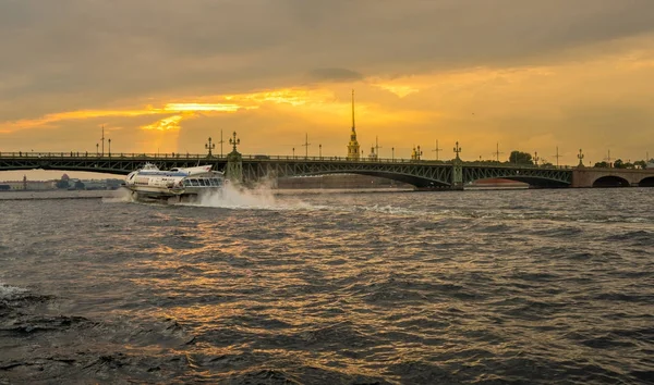 Bärplansbåt på floden Nevas strand i Sankt Petersburg — Stockfoto
