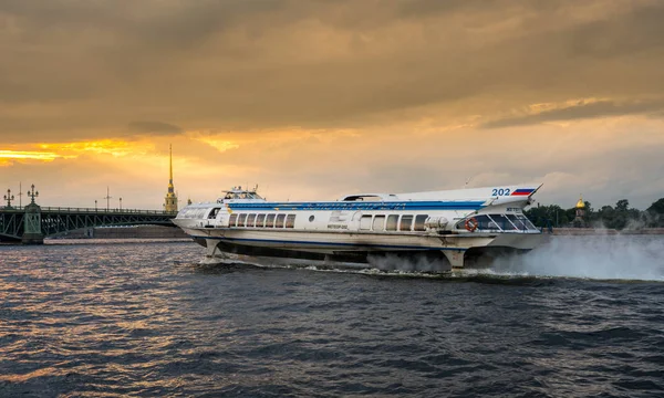 St Petersburg Neva nehrinde deniz otobüsü