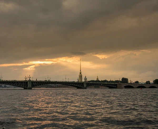 Wasser und Kanäle in st petersburg, russland — Stockfoto