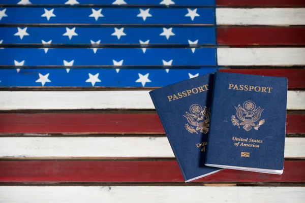 Pasaportes de Estados Unidos sobre mesa de vidrio sobre bandera de Estados Unidos — Foto de Stock