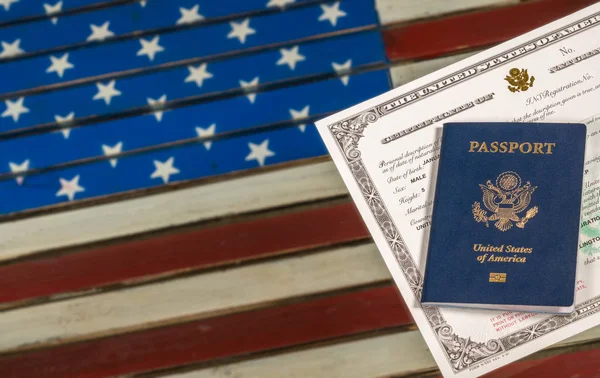 美国护照和入籍证书在我们的旗帜 — 图库照片