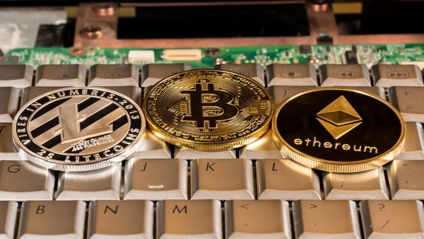 Bitcoin, Litecoin i Ethereum na klawiaturze — Zdjęcie stockowe