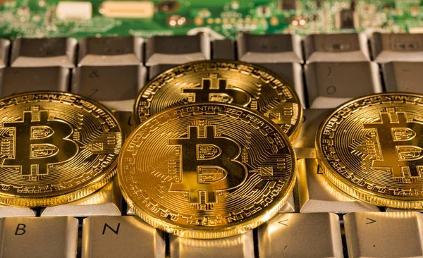 Bitcoin auf einer Tastatur mit Leiterplatte — Stockfoto