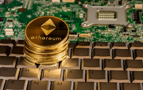 Ethereum monet na klawiaturze z płytki drukowanej — Zdjęcie stockowe