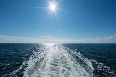 Uyku modundan çıkarma gemisi üzerinde deniz parlayan güneş