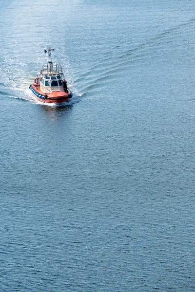 Современная лодка вышла в море под польским Гданьском — стоковое фото