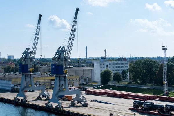 Kranar på dockside Gdansk Polen — Stockfoto