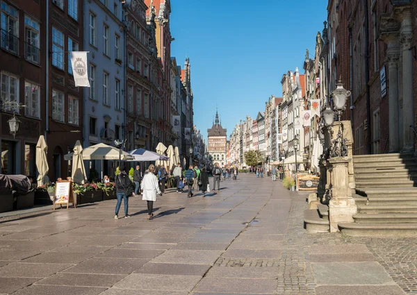 Turistas en Long Lane en Gdansk, Polonia — Foto de Stock