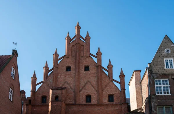 Architettura insolita del tetto dietro il vecchio municipio — Foto Stock