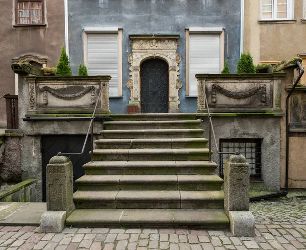 Marches en pierre solide à la porte de la vieille maison à Gdansk — Photo
