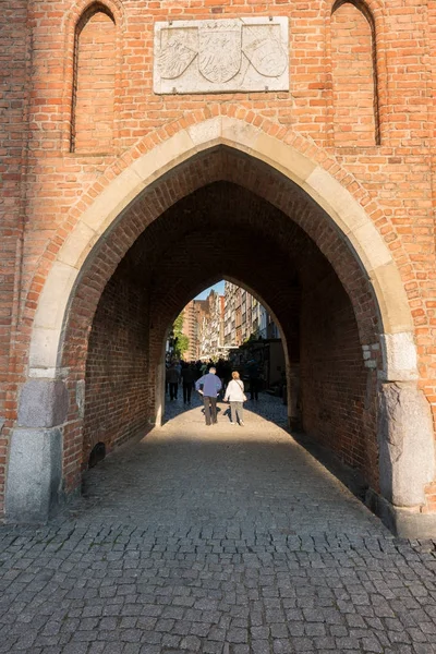 Arco sulla strada Mariacka nel centro storico Danzica Polonia — Foto Stock