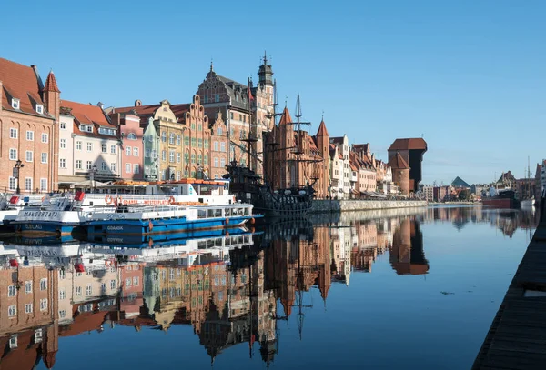 Restaurantes y bares frente al río en Gdansk Polonia — Foto de Stock