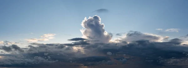 Hochauflösende Panorama-Wolkenlandschaft des Sturms — Stockfoto