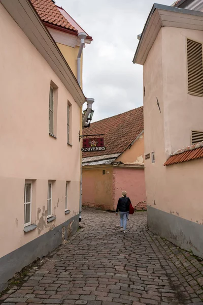 Turista solitario a fine settembre a Tallinn — Foto Stock