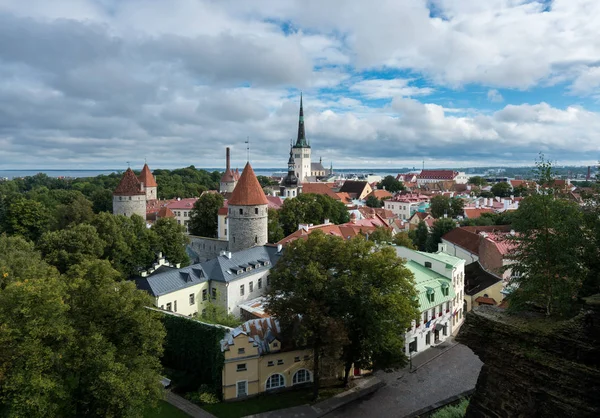 Panorama sobre el casco antiguo de Tallin en Estonia — Foto de Stock