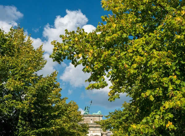 Bladeren omringen Brandenburger Tor in Berlijn — Stockfoto