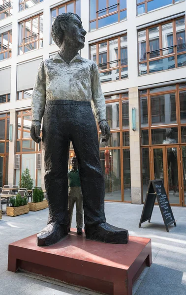 Statue des großen und kleinen Mannes im Bareingang — Stockfoto