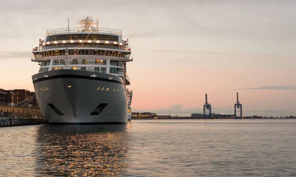 Boeg van het cruiseschip aangemeerd in de haven van Copenhagen — Stockfoto