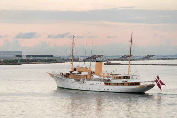 Haar Deense Majesteit jacht Dannebrog in Copenhagen haven — Stockfoto