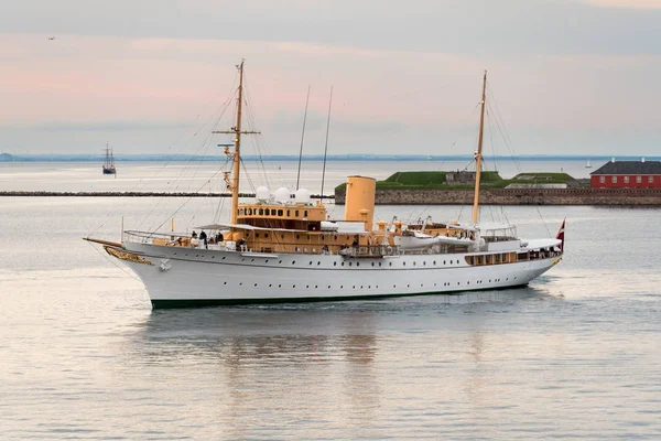 Její dánský Dannebrog jachta Majesty v kodaňském přístavu — Stock fotografie