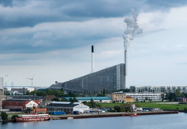 Amager kraftverk och skidbacke i Köpenhamn i Danmark — Stockfoto