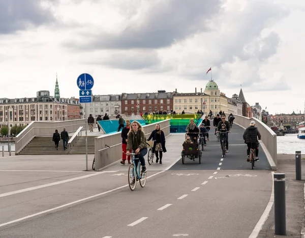 Puente del Puerto Interior en Copenhague para ciclistas y peatones —  Fotos de Stock