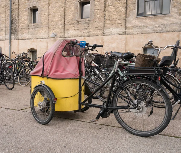 Детская коляска перед велосипедом в Копенгагене — стоковое фото