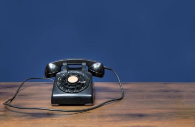 Antika eski döner ahşap masa üzerinde telefon arama