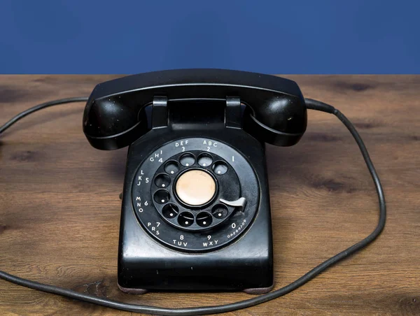 アンティーク古いロータリー ダイヤル木製机の上の電話 — ストック写真
