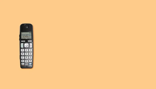 Gamla trådlös tryckknapp telefon på orange bakgrund — Stockfoto