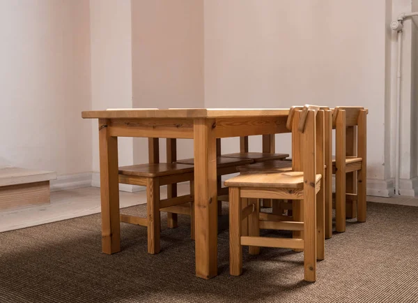 Kindergroßer Tisch und sechs Stühle im Klassenzimmer — Stockfoto
