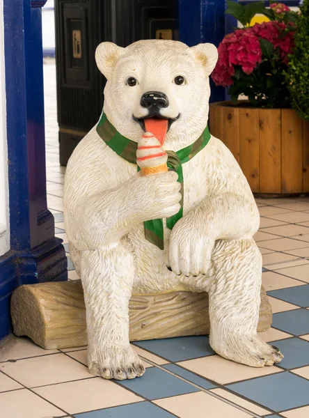 Estátua de urso bonito anunciando sorvete — Fotografia de Stock