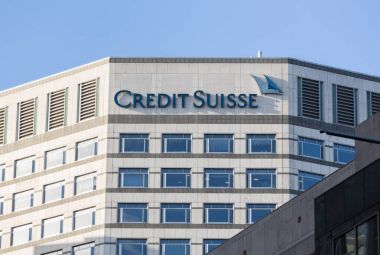Logo veya Credit Suisse Canary Wharf içinde işareti