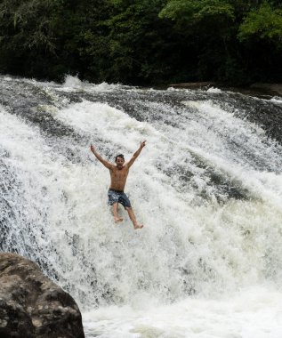 By bahçesini Falls tek gençlik