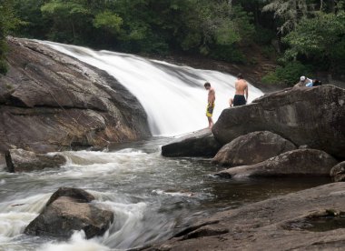 Üç genç tarafından bahçesini Falls