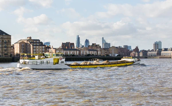 Silhuett av City of London från Canary Wharf — Stockfoto