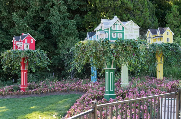 Maisons d'oiseaux détaillées construites comme des maisons familiales — Photo