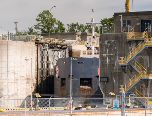 Försäkra dig om 5 på Welland kanalen mellan sjöarna Erie och Ontario — Stockfoto