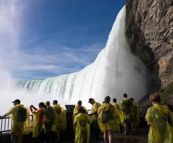 Viaje detrás de las cataratas en Niágara — Foto de Stock