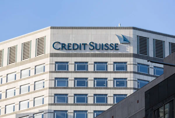 Logo eller logga för Credit Suisse i Canary Wharf Stockfoto