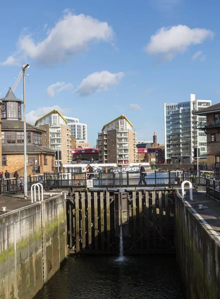 Canal bloquea Limehouse Basin Marina en Londres —  Fotos de Stock