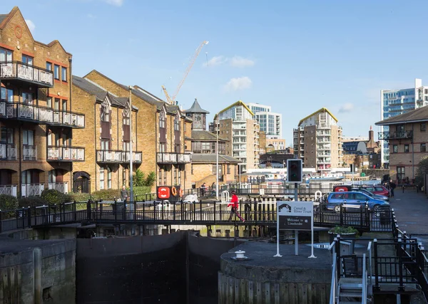 Canal locks to Limehouse Basin Marina in London — Stock Photo, Image