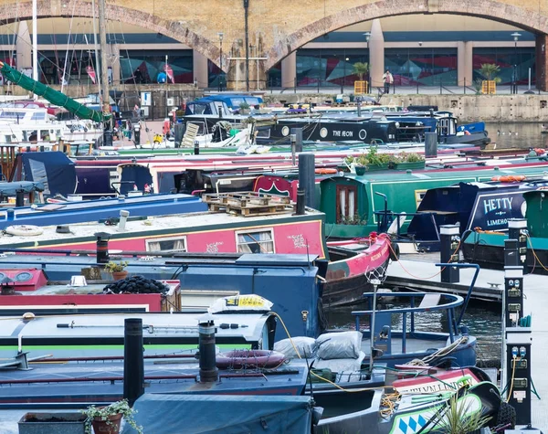 Überfüllte Liegeplätze im Limehouse Basin Marina in London — Stockfoto