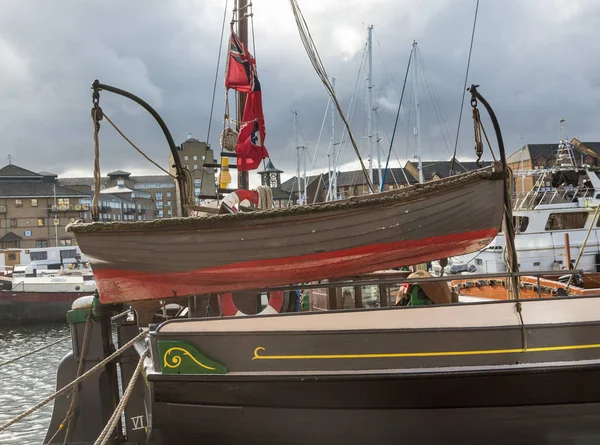 Wooden rowing boat in Limehouse Basin Marina in London — Stock Photo, Image