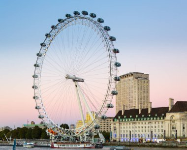 Thames kıyısında Londra Göz Dönme dolabı