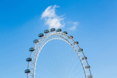 Thames kıyısında Londra Göz Dönme dolabı